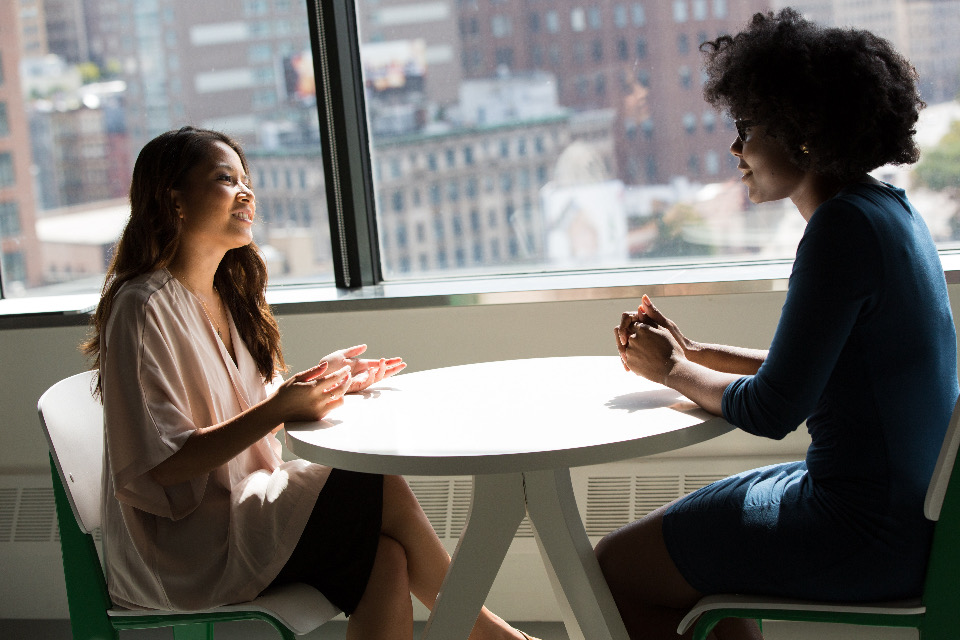 Twee mensen in gesprek aan tafel