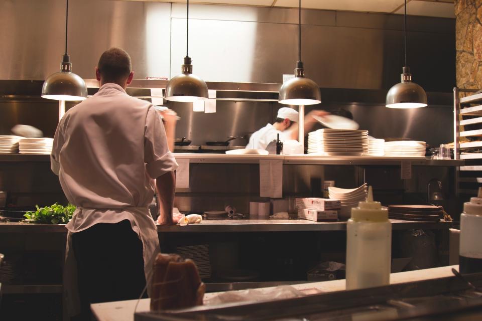 Kok aan het werk in een restaurantkeuken